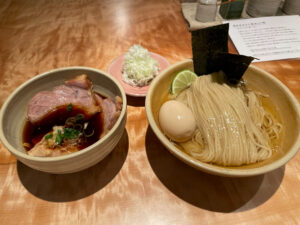 『話題のお店へ』